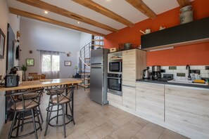 Jääkaappi, mikroaaltouuni, liesi, astianpesukone