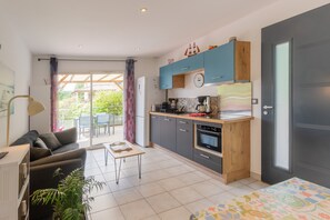 ثلاجة، ميكروويف، موقد طهي مسطح، غسالة أطباق