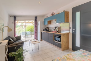 Fridge, microwave, stovetop, dishwasher