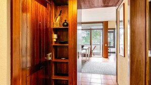 A wooden interior with a sliding door leading to a dining area with a table and chairs. - Apartment 'Torralta' with Sea View, Wi-Fi and Air Conditioning (Carvalhal)