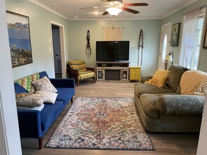 Living area - Eclectic Oasis: Spacious mid-century home; beautifully decorated- ready for you! (Maryville)