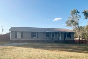 Exterior - Eclectic Oasis: Spacious mid-century home; beautifully decorated- ready for you! (Maryville)