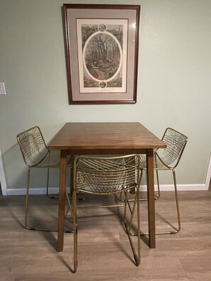 Dining - Eclectic Oasis: Spacious mid-century home; beautifully decorated- ready for you! (Maryville)