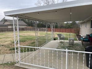 Terrace/patio - Eclectic Oasis: Spacious mid-century home; beautifully decorated- ready for you! (Maryville)