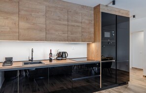 Frigorífico, microondas, horno y placa de cocina