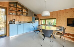 Fridge, microwave, stovetop, dishwasher - 3 bedroom nice home in Spier (Spier)