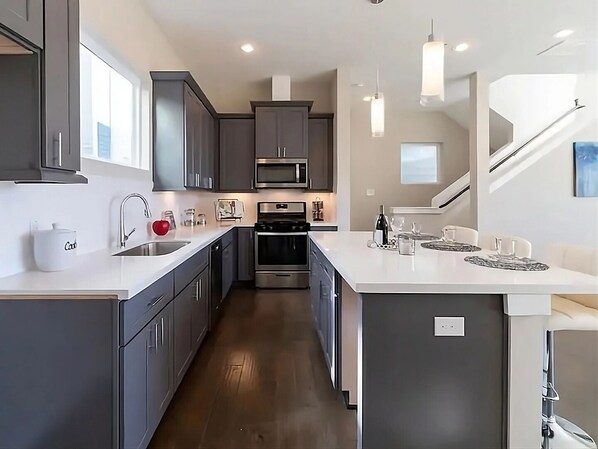 Private kitchen - Downtown Houston: safe and secure private bedroom with attached bathroom (Houston)