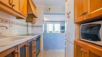 Frigorífico, placa de cocina y cafetera o tetera