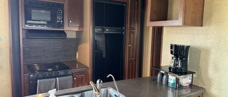 Jääkaappi, mikroaaltouuni, uuni, liesi