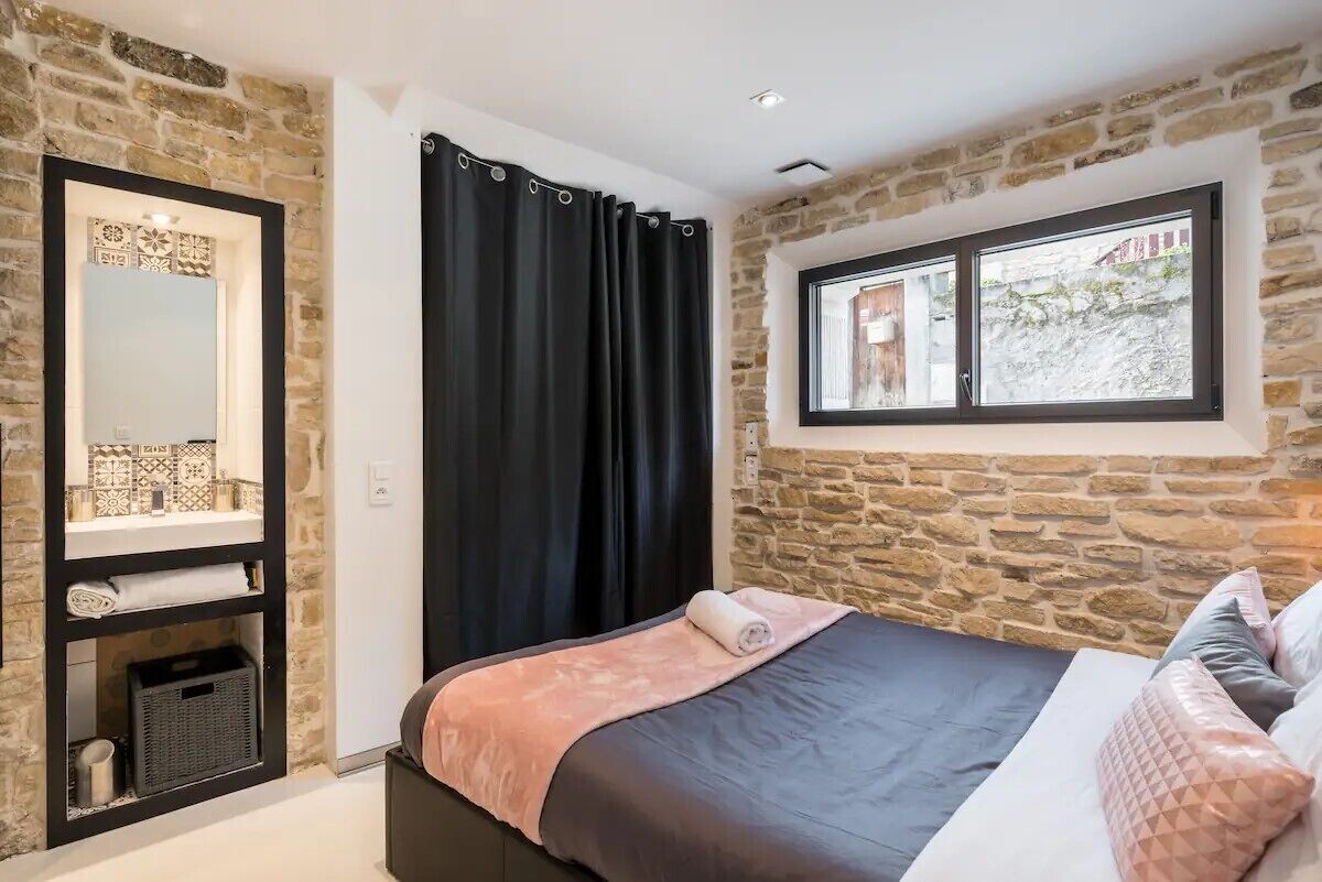 1 slaapkamer, een strijkplank/strijkijzer, gratis wifi, beddengoed