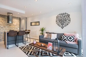 TV - Maison en Pierre (Saint-Alban-de-Roche)