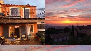 A two-story building with a balcony, outdoor seating, and a view of a sunset. - Villa la Provençale - Roquebrune SUR Argens (ROQUEBRUNE SUR ARGENS)