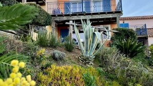 A two-story house with a balcony, surrounded by various plants and shrubs. - Villa la Provençale - Roquebrune SUR Argens (ROQUEBRUNE SUR ARGENS)