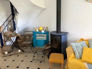 Télévision, lecteur de DVD, livres