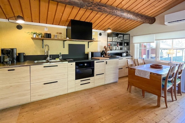 Kylskåp, diskmaskin och kaffe- och tebryggare