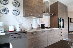 Réfrigérateur, four à micro-ondes, un four, surface de cuisson