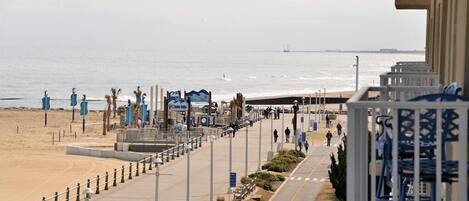 Plage, chaises longues, serviettes de plage