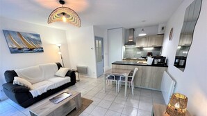 A modern apartment with a living room, dining area, and kitchen. - L'appartement Pins D97 (CAPBRETON)