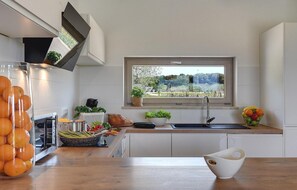 ثلاجة، فرن، غسالة أطباق، ماكينة لصنع القهوة/الشاي