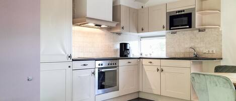 Fridge, oven, stovetop, coffee/tea maker