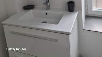 Ducha, secador de pelo y toallas