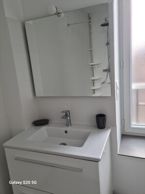 Douche, sèche-cheveux, serviettes fournies