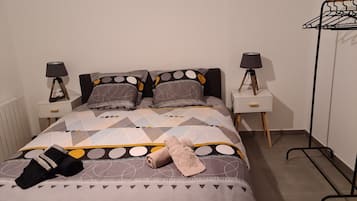 2 dormitorios, tabla de planchar con plancha, cuna de viaje