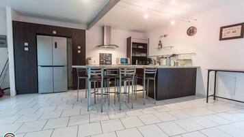 Micro-ondes, four, lave-vaisselle, chaise haute