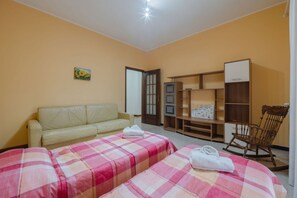 2 bedrooms, iron/ironing board, Internet, bed sheets