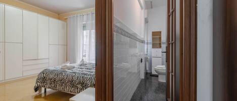 2 habitaciones, tabla de planchar con plancha, internet y ropa de cama