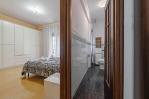 2 bedrooms, iron/ironing board, Internet, bed sheets