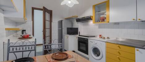 Fridge, oven, stovetop