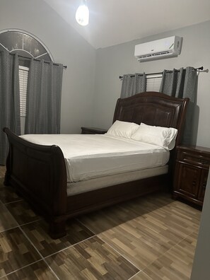 2 室のベッドルーム、アイロン / アイロン台、WiFi (無料)、ベッドシーツ