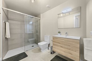 Dusche, Haartrockner, Handtücher