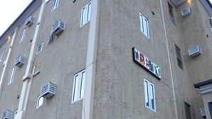A multi-story building with a sign reading "LE TE". - gentle tower hotels (Lagos)