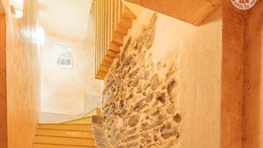 A staircase with stone walls and wooden steps. - LA Piemontaise - LE Tsozal (AUSSOIS)