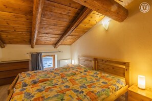 4 chambres, fer et planche à repasser, lit de bébé portatif