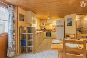KylskÄp, mikrovÄgsugn, ugn och spishÀll