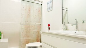 A bathroom with a toilet, shower, and sink. - Sequoia Riverway Studio, Visalia Central Nest, 45 minutes to Sequoia Visitor  (Visalia)