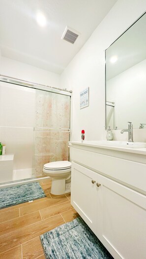 Serviettes fournies, savon, shampoing, papier toilette
