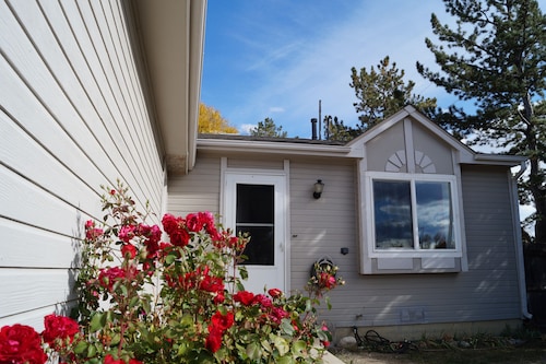Cozy, pet friendly, home. Great location for walks, food, Boulder, Lyons & RMNP 