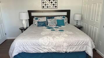 3 عدّة غرف نوم ومكواة/لوح كي وواي فاي وملاءات أسرّة