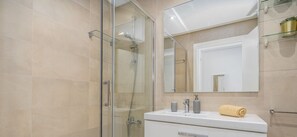 Dusche, Haartrockner, Handtücher, Seife