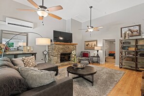 تلفزيون ذكي، مدفأة، كُتُب