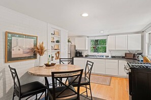 ثلاجة، مي�كروويف، فرن، موقد طهي مسطح