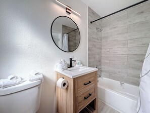 Family House | Bathroom - Bay Esplanade By Golden Coast Rentals  (Clearwater Beach)