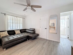 家庭独立别墅 | 客厅 | 50-英寸纯平电视（配备有线频道）