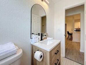 家庭独立别墅 | 浴室 | 淋浴/盆浴组合、毛巾、肥皂、洗发水