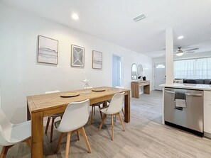 Family House | Dining room - Bay Esplanade By Golden Coast Rentals  (Clearwater Beach)
