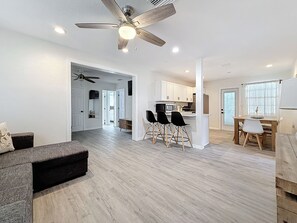 家庭独立别墅 | 起居区 | 50-英寸纯平电视（配备有线频道）